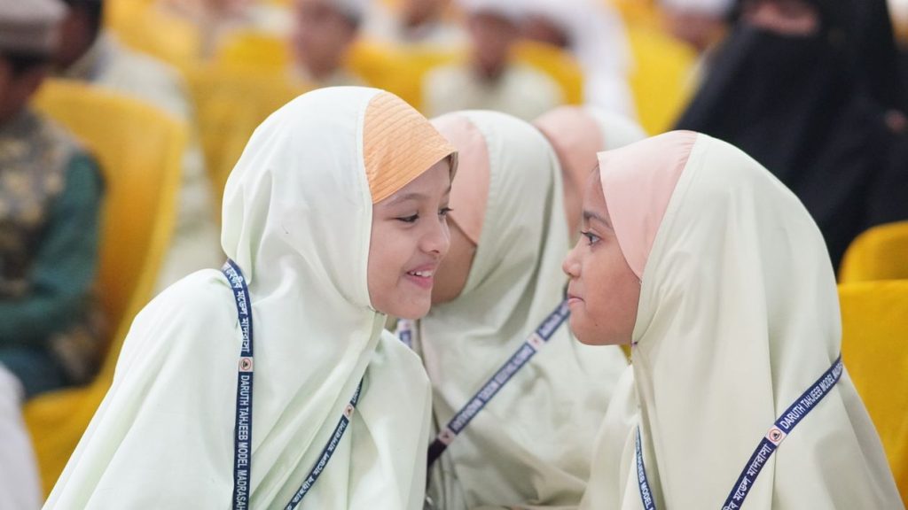 Siswi berhijab berdialog dalam suasana toleransi di sekolah