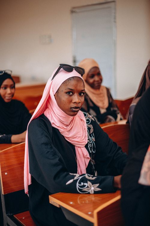 Mahasiswi berhijab berlatih mengajar di kelas